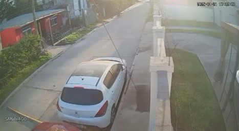 Con las manos en la masa: le robaron la bici en Roldán y quedó grabado por las cámaras de seguridad